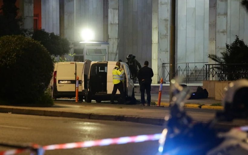 Πυροτεχνουργοί έξω από τη ΓΑΔΑ