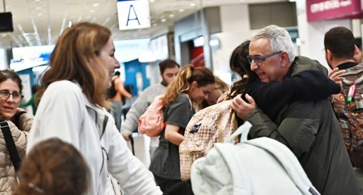 Συγκίνηση και ανακούφιση κατά την υποδοχή των ελλήνων
