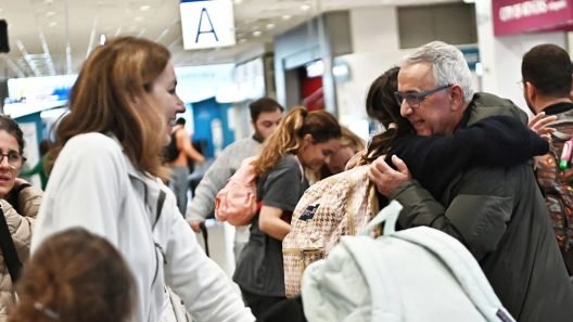 Συγκίνηση και ανακούφιση κατά την υποδοχή των ελλήνων
