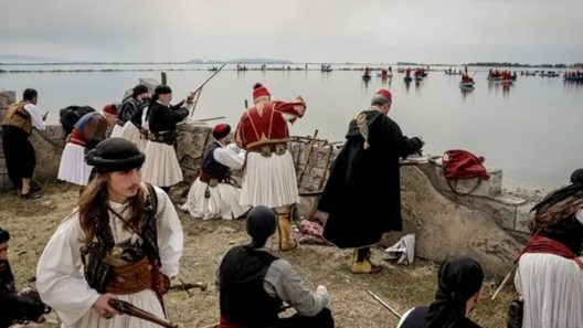 Πλήθος αναβιωτών με πιστοποιημένα αντίγραφα όπλων και στολών της εποχής