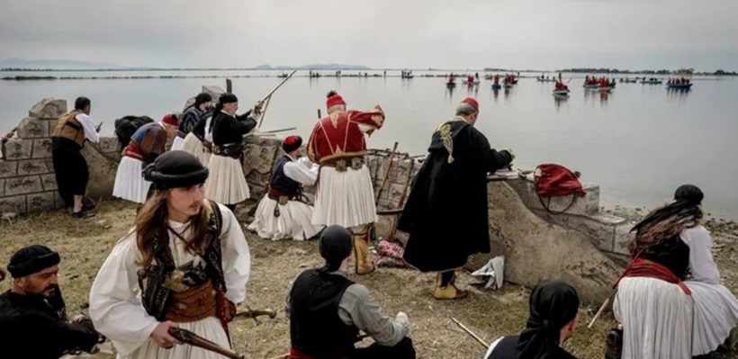 Πλήθος αναβιωτών με πιστοποιημένα αντίγραφα όπλων και στολών της εποχής