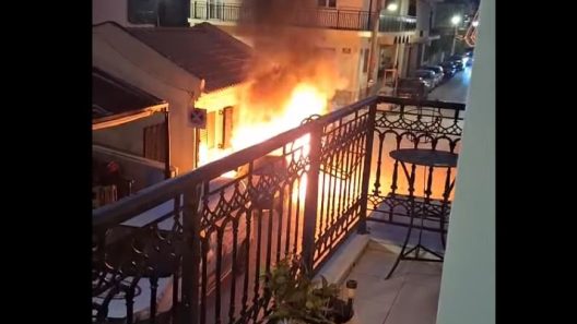 Ζάκυνθος: Αναστάτωση από φωτιά στο κέντρο ΒΙΝΤΕΟ - ΦΩΤΟ