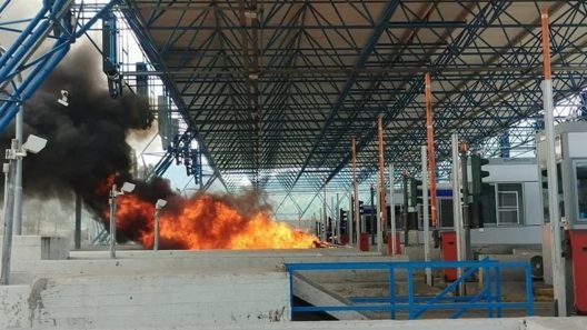 Η φωτιά εκδήλωθηκε ενώ το ΙΧ βρισκόνταν στο σταθμό των διοδίων