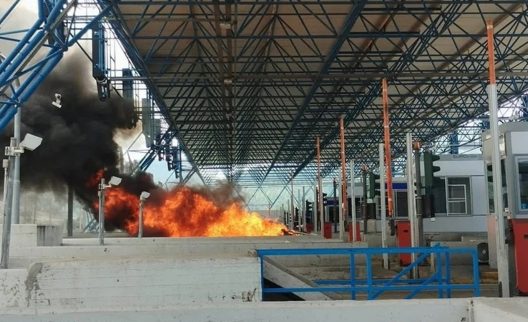 Η φωτιά εκδήλωθηκε ενώ το ΙΧ βρισκόνταν στο σταθμό των διοδίων