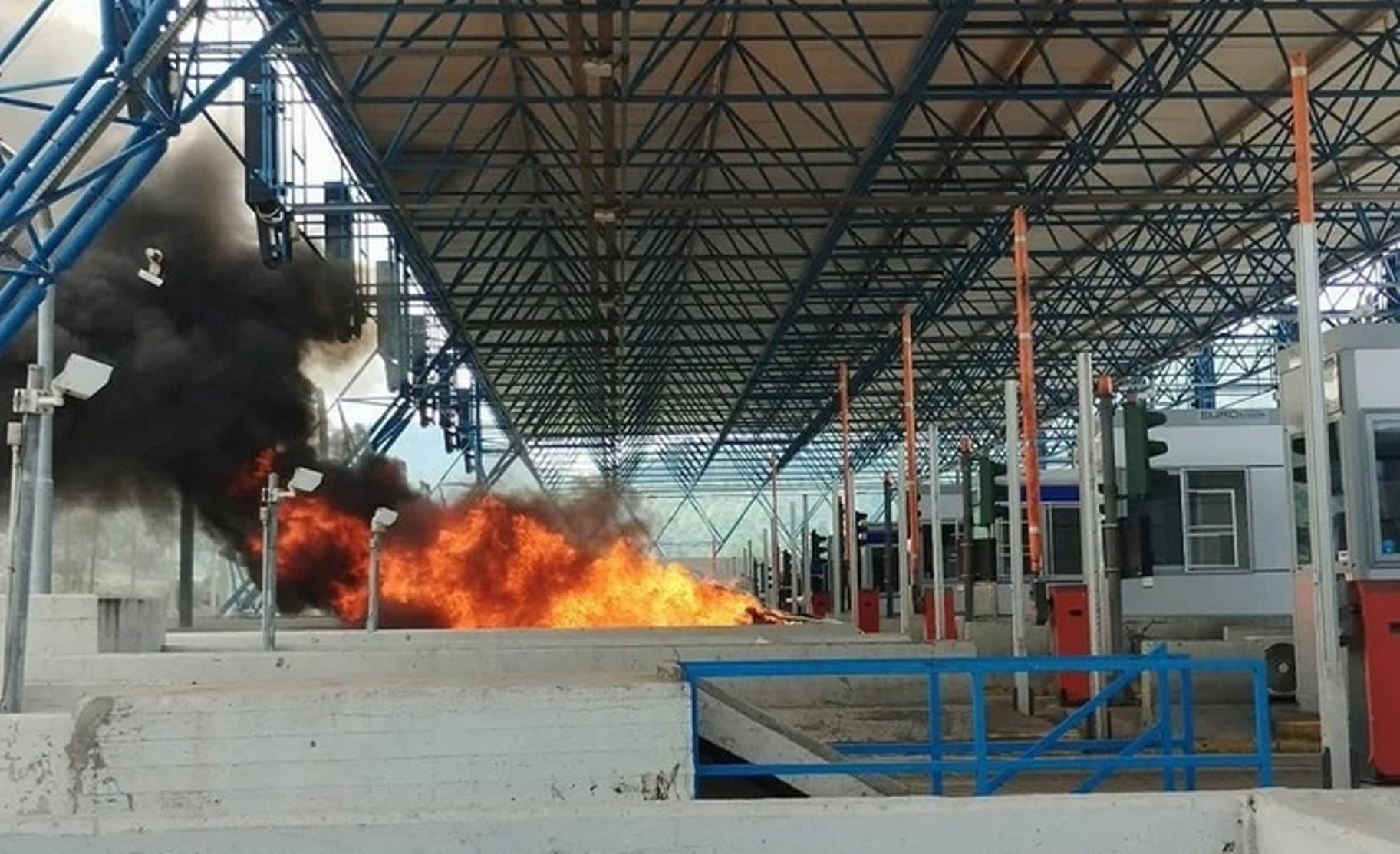 «Λαμπάδιασε» αυτοκίνητο στα διόδια Τραγάνας ΦΩΤΟ