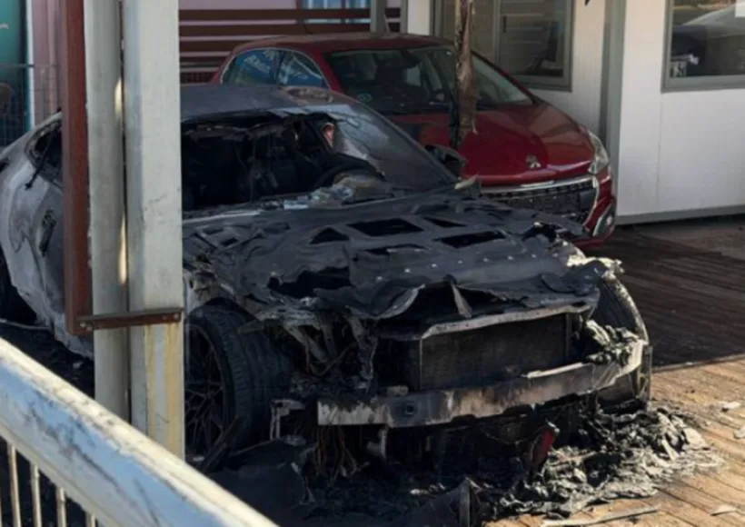 ΑΠΟΚΛΕΙΣΤΙΚΟ - Πάτρα: Εκαψε ΙΧ σε μάντρα αυτοκινήτων με βενζίνη και φωτοβολίδα - Βίντεο με τις κινήσεις του δράστη