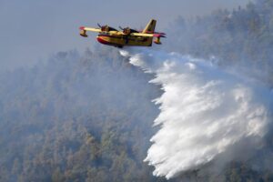 Πυρκαγιά στο Σπαθοβούνι Κορινθίας - Πυρόσβεση από γη και αέρος