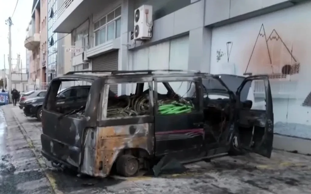 Περιστέρι: Ολοσχερής καταστροφή βαν από φωτιά, έρευνες για εμπρησμό