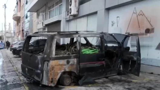 Περιστέρι: Ολοσχερής καταστροφή βαν από φωτιά, έρευνες για εμπρησμό