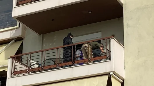 Αμφιάλη: Κοπέλα σκοτώθηκε, πέφτοντας από μπαλκόνι
