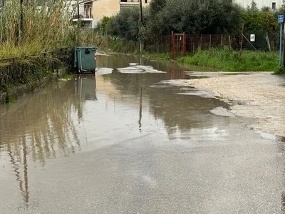 Πάτρα: Νηπιαγωγείο...«τούνελ», για μάθημα μέσα από λάσπες και «ποτάμια»!