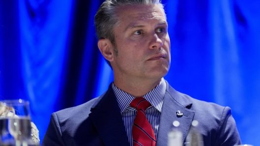 «Η Ρωσία δεν πρέπει να εμπλακεί σε πόλεμο με το Ιράν», λέει ο Χέγκσεθ