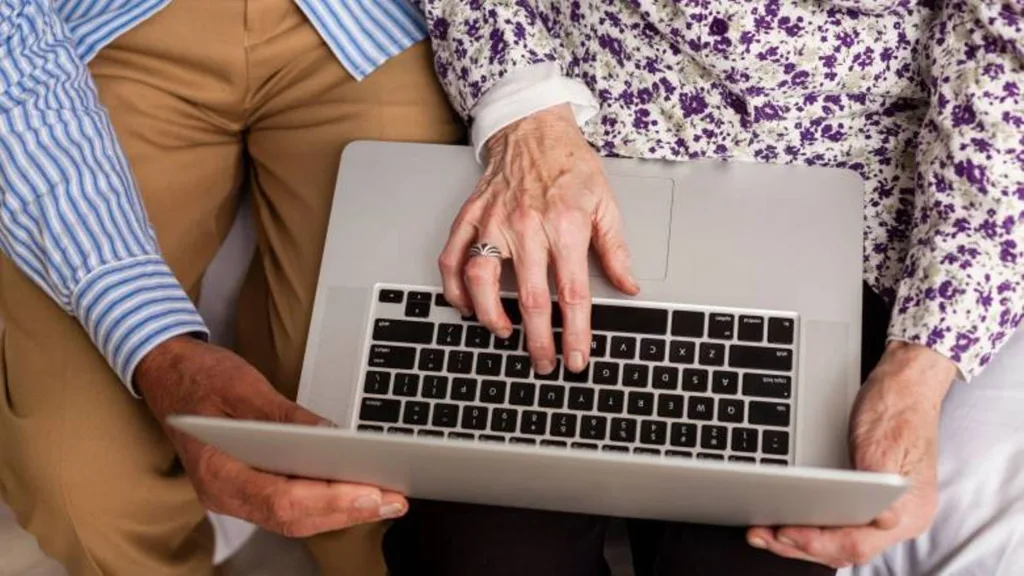 Ηλικιωμένοι μαθαίνουν την «Ψηφιακή Κοινωνία» ΦΩΤΟ