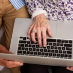 Ηλικιωμένοι μαθαίνουν την «Ψηφιακή Κοινωνία» ΦΩΤΟ