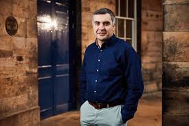 ΘΕΜΗΣ ΠΡΟΔΡΟΜΑΚΗΣ: Από το Αίγιο κατέκτησε την Αγγλία - «Η Τεχνητή νοημοσύνη δεν καλύπτει τα πάντα» - Μιλά αποκλειστικά στο Patrapress.gr