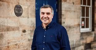 ΘΕΜΗΣ ΠΡΟΔΡΟΜΑΚΗΣ: Από το Αίγιο κατέκτησε την Αγγλία - «Η Τεχνητή νοημοσύνη δεν καλύπτει τα πάντα» - Μιλά αποκλειστικά στο Patrapress.gr