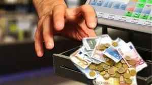 Πάτρα: Αρπαξε χρήματα από κατάστημα