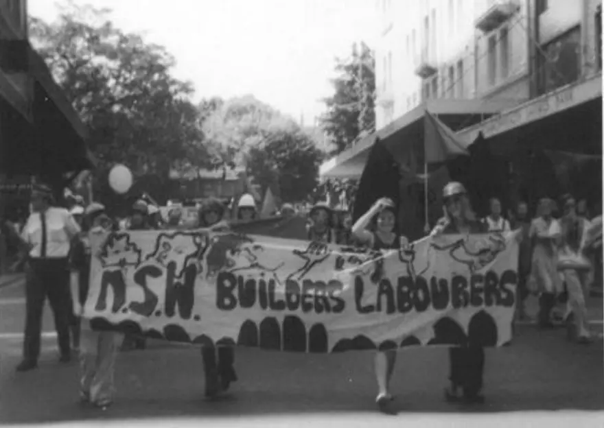 Γυναίκες μέλη της Αυστραλιανής Ομοσπονδίας Εργατών Οικοδόμων διαδηλώνουν κατά την Παγκόσμια Ημέρα της Γυναίκας το 1975 στο Σίδνεϊ