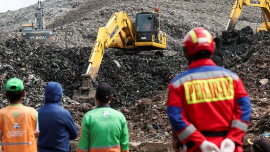 Ινδονησία: Πολλοί νεκροί από κατάρρευση χωματερής ΦΩΤΟ