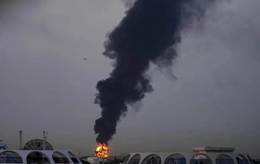 Χτύπημα από ΗΠΑ και Ισραήλ σε μεγάλη ιρανική χαλυβουργία, διεκόπη η παραγωγή