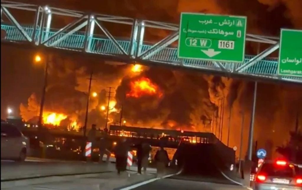 Φλεγόμενες λωρίδες πετρελαίου στους δρόμους στη Τεχεράνη, εκρήξεις σε αγωγούς ΦΩΤΟ - ΒΙΝΤΕΟ