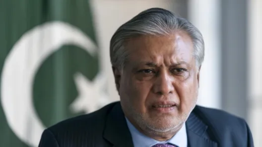 ΒΙΝΤΕΟ με την τούμπα του Πακιστανού Υπουργού Εξωτερικών στη συνάντηση των διαμεσολαβητών στο Ισλαμαμπάντ