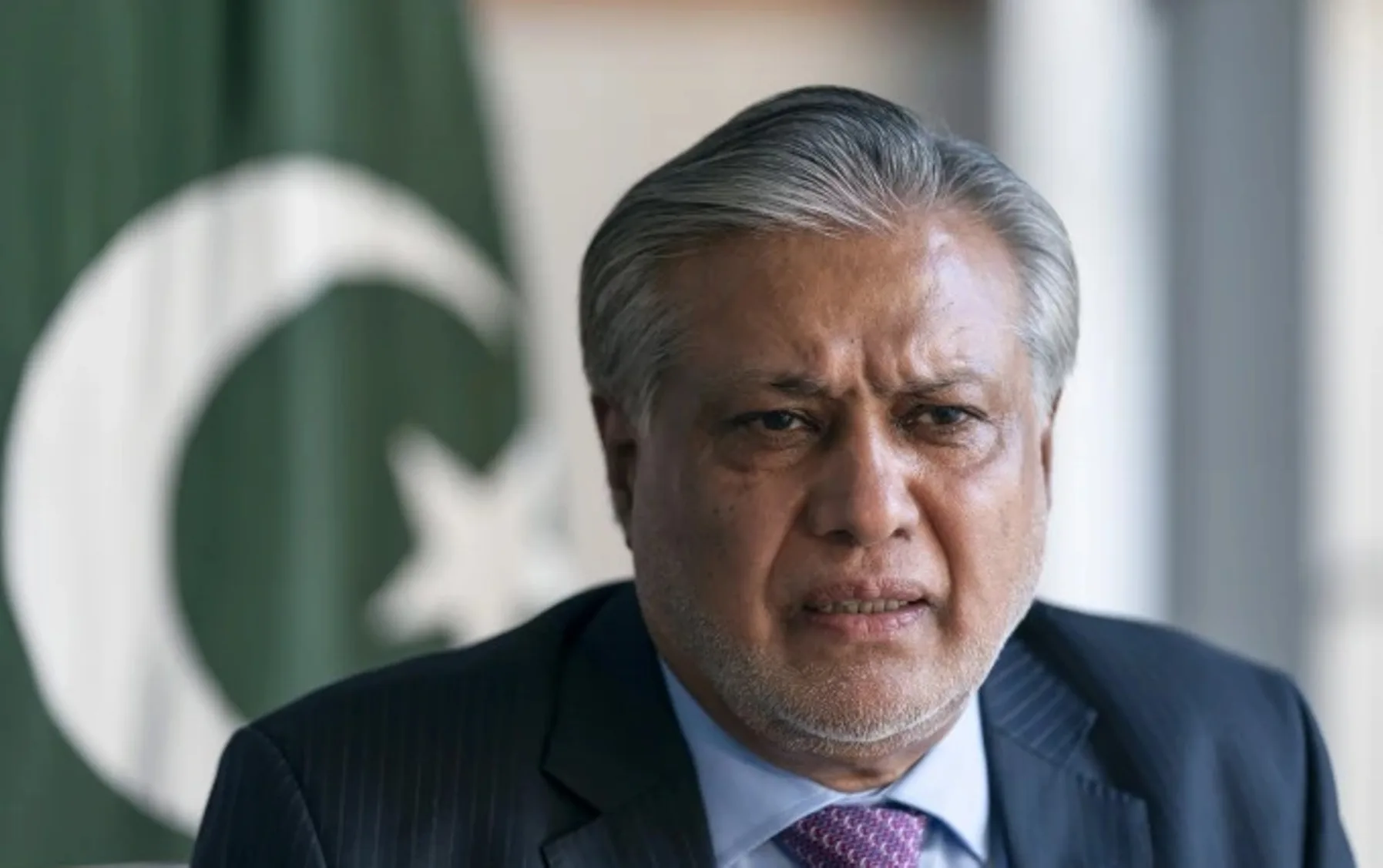 ΒΙΝΤΕΟ με την τούμπα του Πακιστανού Υπουργού Εξωτερικών στη συνάντηση των διαμεσολαβητών στο Ισλαμαμπάντ