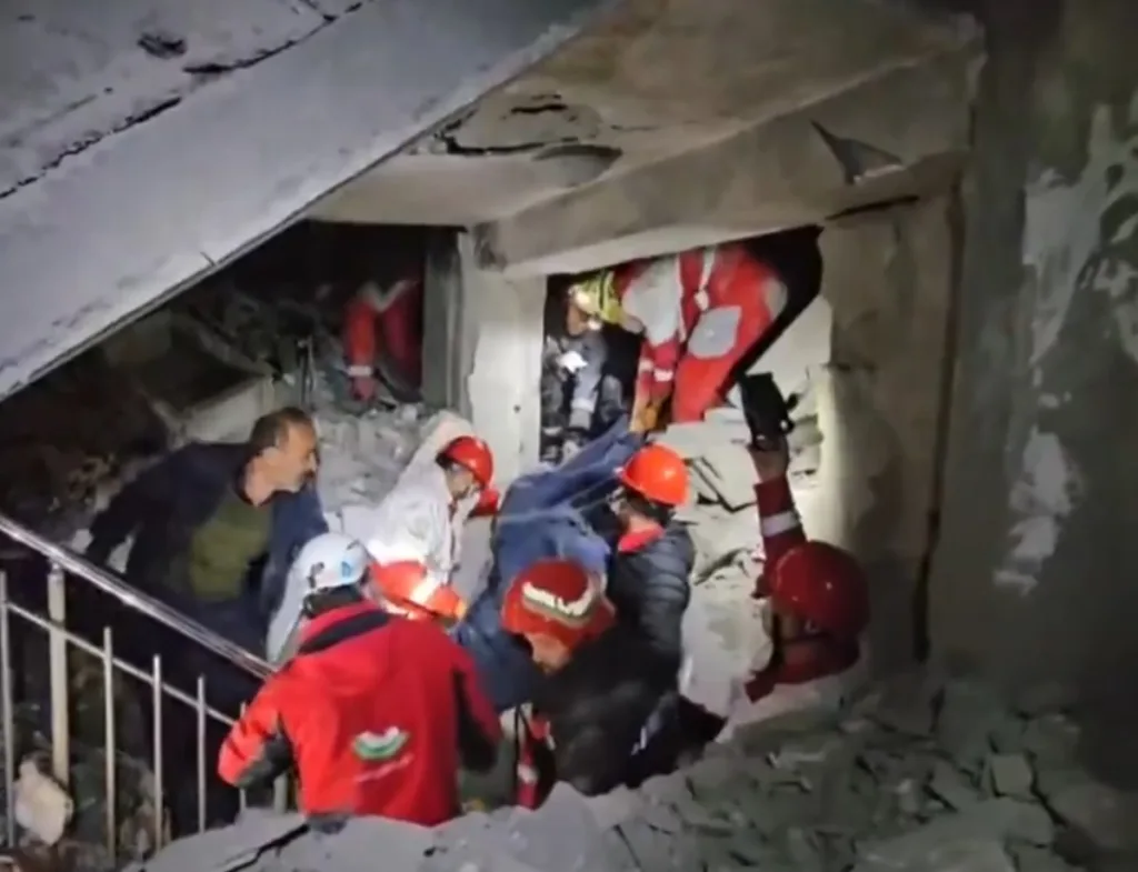 Μέση Ανατολή: Αεροπορικός βομβαρδισμός ισοπέδωσε κτήρια στο Ιράν - ΗΠΑ και Ισραήλ δείχνουν τα δόντια τους!