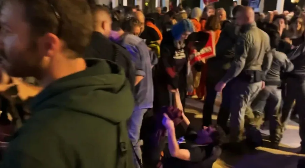 ΒΙΝΤΕΟ από τα επεισόδια σε αντιπολεμικές διαδηλώσεις στο Ισραήλ, τουλάχιστον 18 συλλήψεις