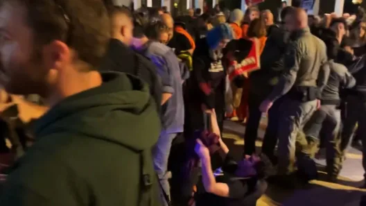 ΒΙΝΤΕΟ από τα επεισόδια σε αντιπολεμικές διαδηλώσεις στο Ισραήλ, τουλάχιστον 18 συλλήψεις