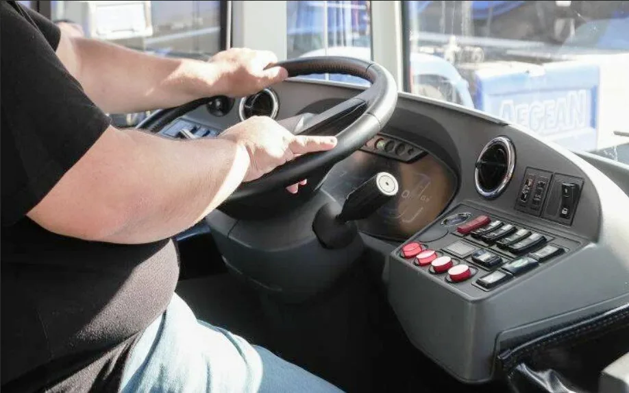 Πάτρα: Εντοπίστηκε να οδηγά λεωφορείο με επιβάτες…παρανόμως