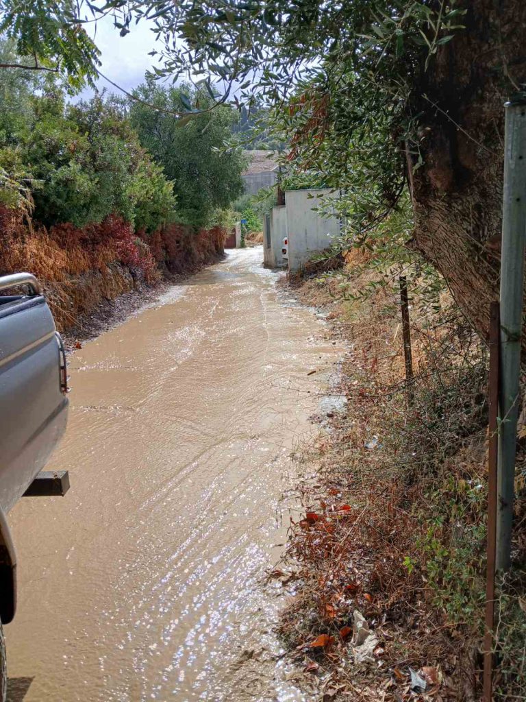 Πάτρα: Νηπιαγωγείο...«τούνελ», για μάθημα μέσα από λάσπες και «ποτάμια»!