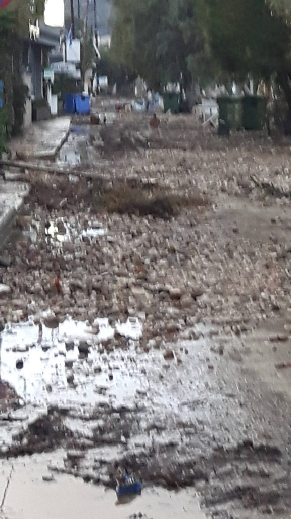 Πάτρα: Κινδυνεύουν να πνιγούν…στη στεριά - Ο δρόμος που είναι ένα με τη θάλασσα! ΦΩΤΟ