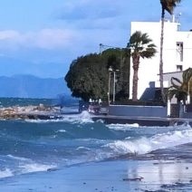 Πάτρα: Κινδυνεύουν να πνιγούν…στη στεριά - Ο δρόμος που είναι ένα με τη θάλασσα! ΦΩΤΟ