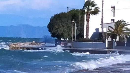 Πάτρα: Κινδυνεύουν να πνιγούν…στη στεριά - Ο δρόμος που είναι ένα με τη θάλασσα! ΦΩΤΟ