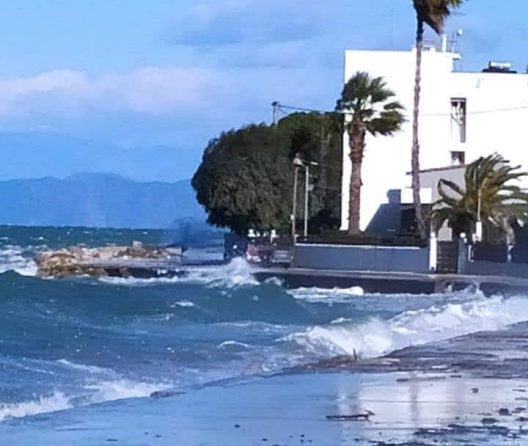 Πάτρα: Κινδυνεύουν να πνιγούν…στη στεριά - Ο δρόμος που είναι ένα με τη θάλασσα! ΦΩΤΟ 26 Πάτρα: Κινδυνεύουν να πνιγούν…στη στεριά - Ο δρόμος που είναι ένα με τη θάλασσα! ΦΩΤΟ