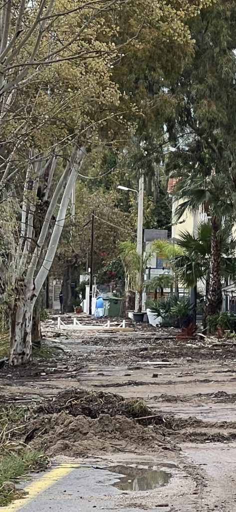 Πάτρα: Κινδυνεύουν να πνιγούν…στη στεριά - Ο δρόμος που είναι ένα με τη θάλασσα! ΦΩΤΟ