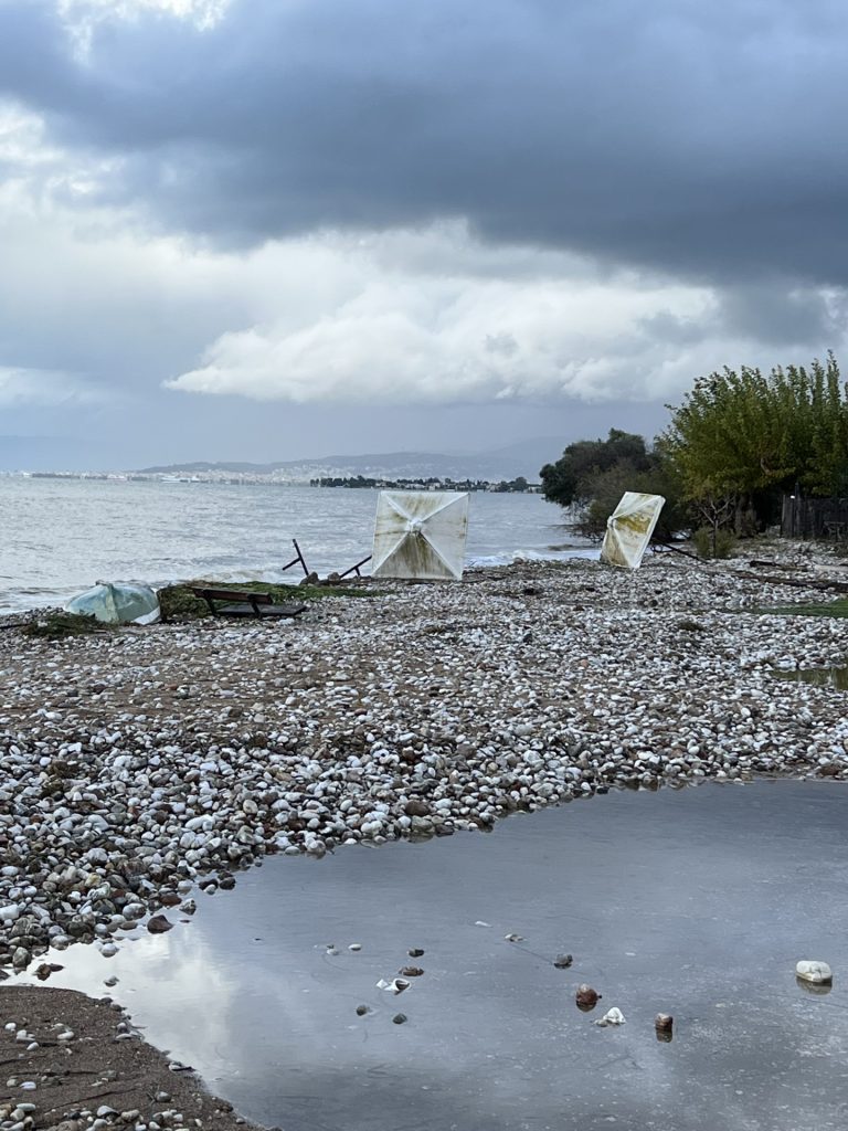 Πάτρα: Κινδυνεύουν να πνιγούν…στη στεριά - Ο δρόμος που είναι ένα με τη θάλασσα! ΦΩΤΟ