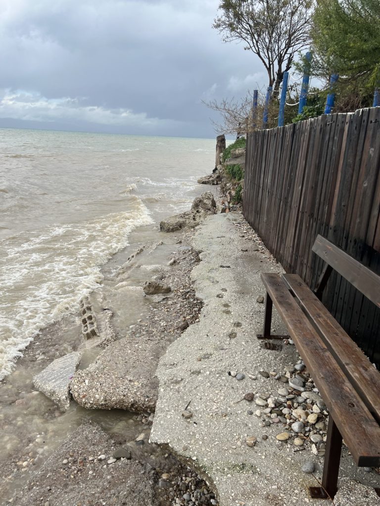 Πάτρα: Κινδυνεύουν να πνιγούν…στη στεριά - Ο δρόμος που είναι ένα με τη θάλασσα! ΦΩΤΟ