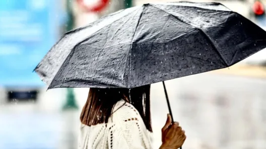 Επιμένουν οι βροχές και το κρύο, τι καιρό θα κάνει την 25η Μαρτίου