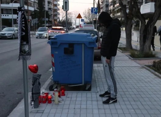 Κεράκια και κασκόλ του ΠΑΟΚ στο σημείο που έπεσε νεκρός ο 20χρονος