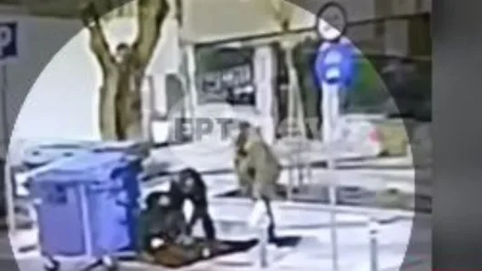 Βίντεο με τον 20χρονο να καταρρέει στον δρόμο μετά από μαχαίρωμα στην Καλαμαριά