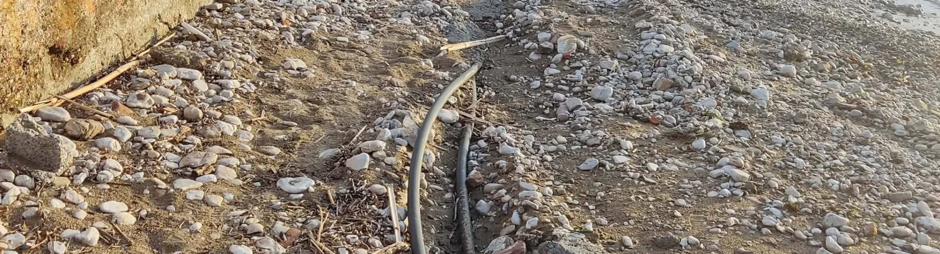 Πάτρα: «Ξεθάφτηκαν» καλώδια στην Παραλία Προαστείου ΦΩΤΟ