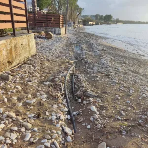 Πάτρα: «Ξεθάφτηκαν» καλώδια στην Παραλία Προαστείου ΦΩΤΟ