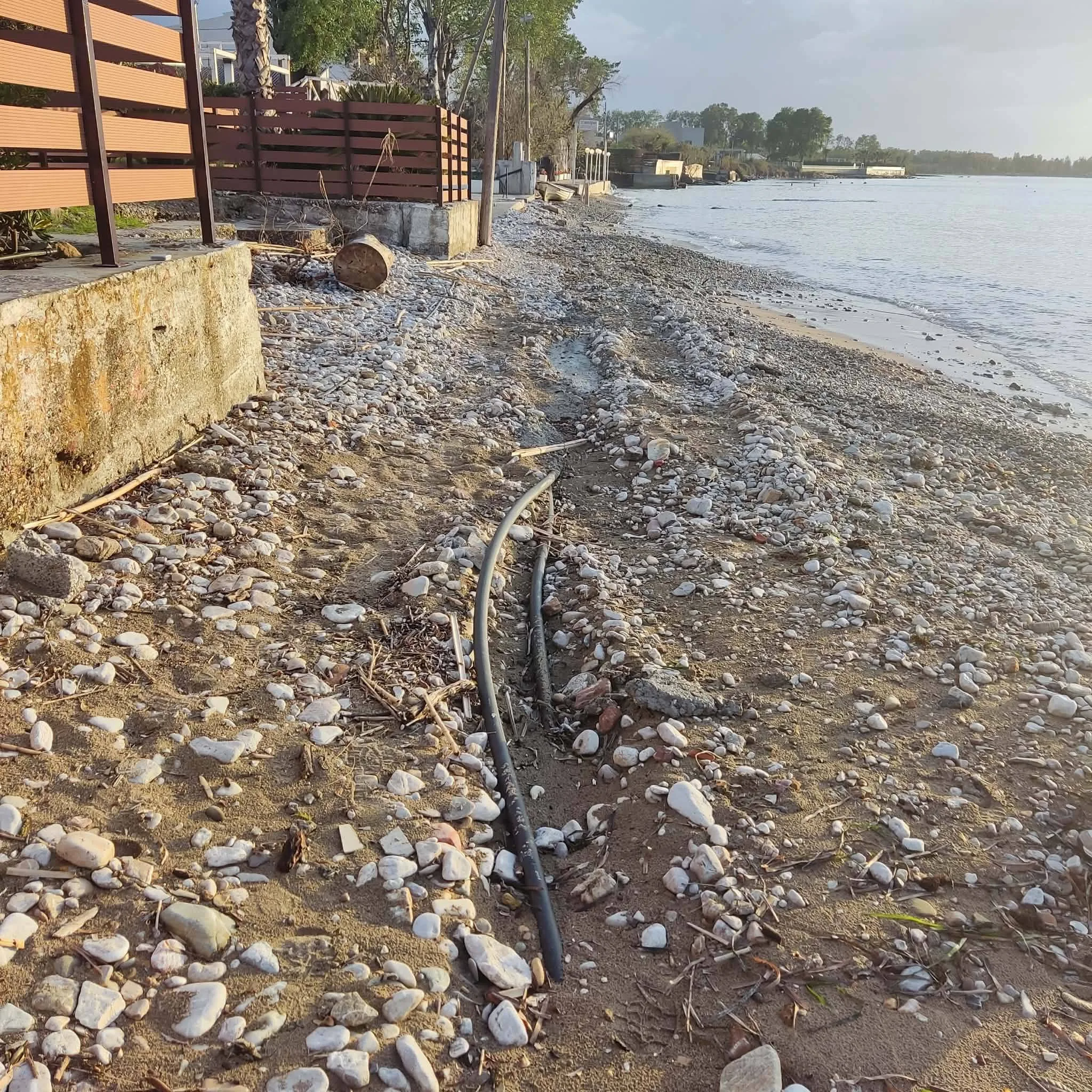 Πάτρα: Ο αέρας «ξέθαψε» καλώδια στην Παραλία Προαστείου ΦΩΤΟ