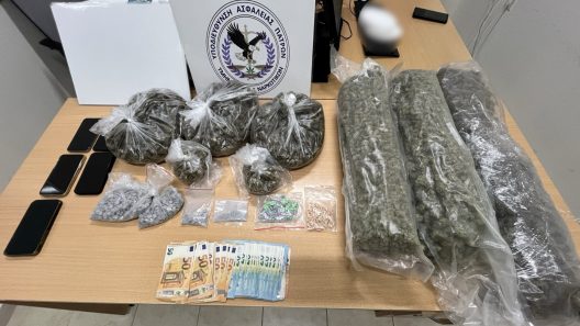 Τα κατασχεθέντα από τις κατ' οίκον έρευνες της Δίωξης Ναρκωτικών Πάτρας