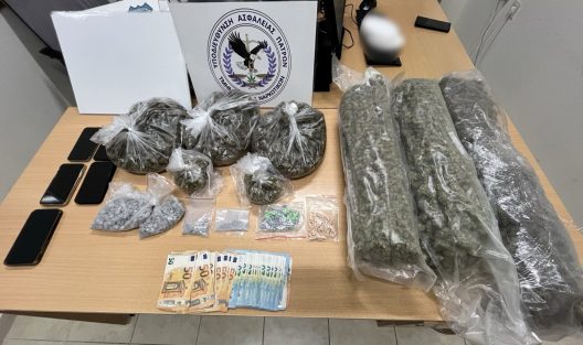 Τα κατασχεθέντα από τις κατ' οίκον έρευνες της Δίωξης Ναρκωτικών Πάτρας