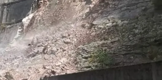 Λυκοχορός Πάτρας: Κινδυνεύοουν σπίτια, που εκκενώθηκαν, αφού η πλαγιά υποχωρεί ΦΩΤΟ