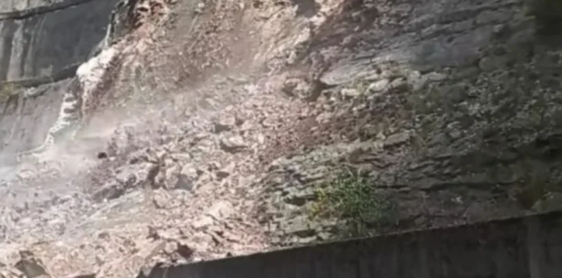 Λυκοχορός Πάτρας: Κινδυνεύοουν σπίτια, που εκκενώθηκαν, αφού η πλαγιά υποχωρεί ΦΩΤΟ