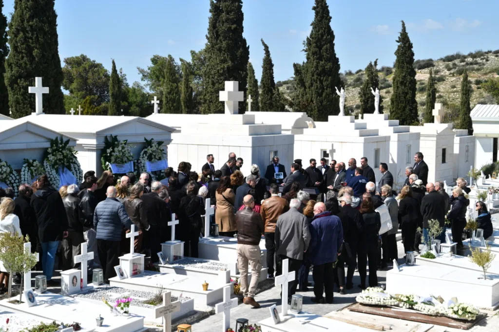 Το τελευταίο χειροκρότημα για τον Γιώργο Μαρίνο ΦΩΤΟ - ΒΙΝΤΕΟ 30 Το τελευταίο χειροκρότημα για τον Γιώργο Μαρίνο ΦΩΤΟ - ΒΙΝΤΕΟ